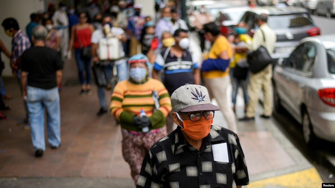 En Guayaquil, una de las ciudades ecuatorianas más golpeadas por el coronavirus, todavía persisten medidas de seguridad.