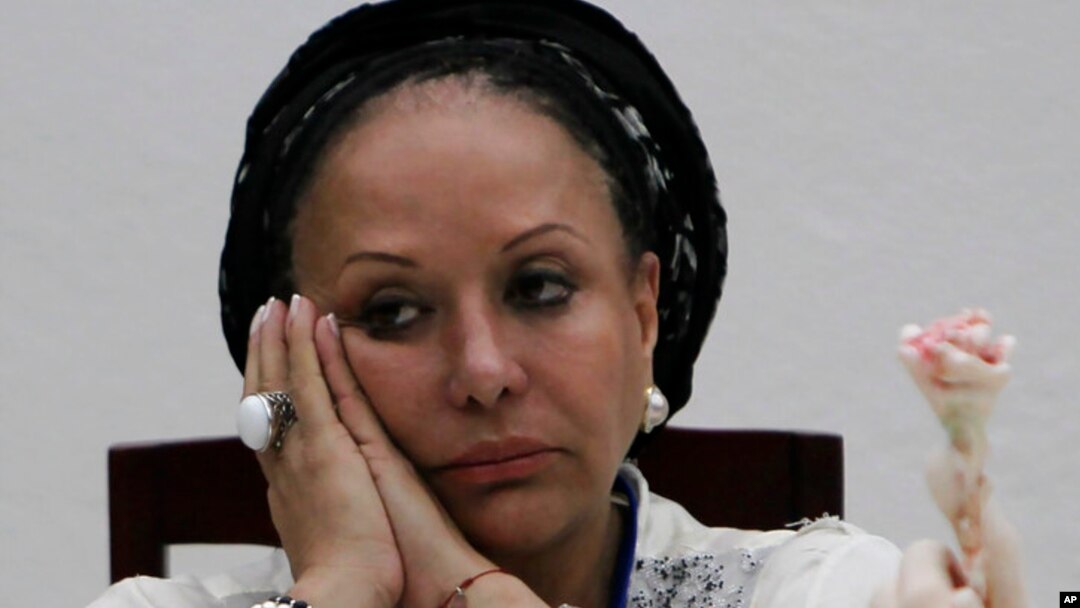 Piedad Córdoba escucha durante una conferencia de prensa, tras reunión con las FARC y miembros del equipo de negociación de paz del gobierno de Colombia, en las conversaciones de paz en La Habana, el 16 de diciembre de 2014