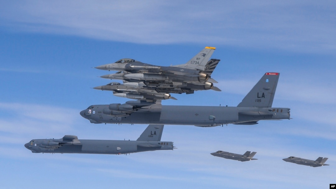 美國B-52H轟炸機（中）、F-16戰機和南韓空軍F-35A戰機（右下）2023年4月14日在南韓舉行的聯合空中演習中飛越朝鮮半島。（美聯社照片）