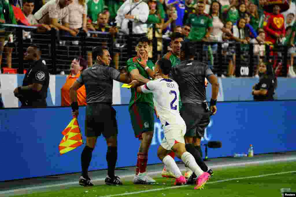 Sergino Dest, defensor estadounidense, empuja al mexicano Gerardo Arteaga durante la segunda mitad del partido entre Estados Unidos y México.