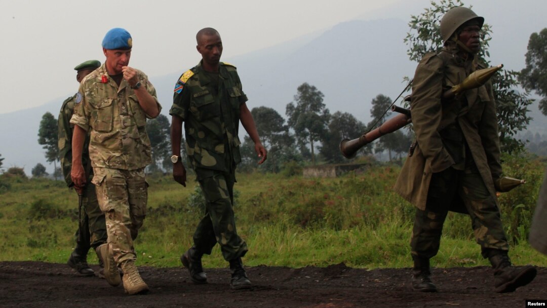 Naibu Kamanda wa zamani wa Kikosi cha UN, Adrian Foster (katikati) alipolitembelea Goma Julai 29, 2012. Picha na REUTERS/James.