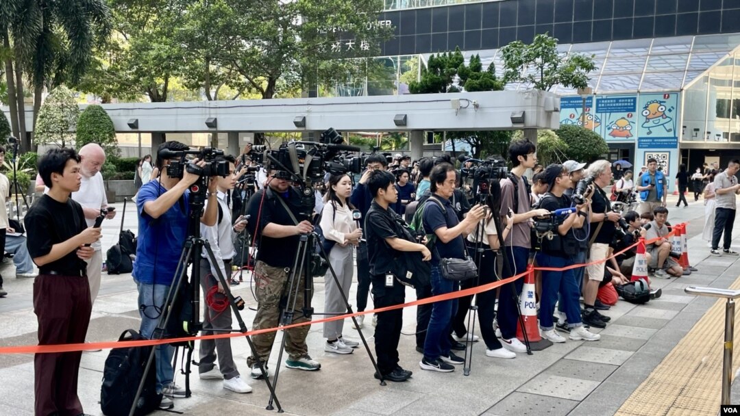 大批傳媒到區域法院採訪立場新聞煽動案裁決。(美國之音照片)