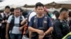 ARCHIVO - Migrantes hacen fila para abordar un bote para cruzar el Golfo de Urabá y comenzar su caminata a través del Tapón del Darién en su camino a Estados Unidos en Necoclí, Colombia, el sábado 7 de octubre de 2023. (Foto AP/Ivan Valencia)