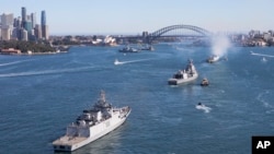 澳洲海軍參加2023馬拉巴爾軍演的艦隻駛過雪梨港。(2023年8月11日)