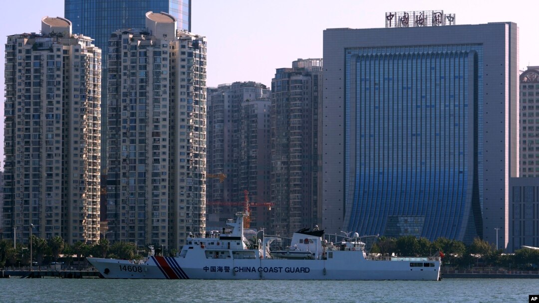 中國福建廈門海關大樓前停靠的中國海警船。 （2023年12月26日）