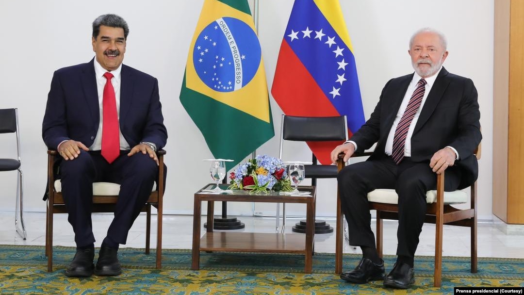 El presidente de Brasil, Luiz Inácio Lula Da Silva recibe al mandatario venezolano, Nicolás Maduro en el Palacio de Planalto, este lunes 29 de mayo de 2023.