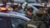 Oficiales de policía chilenos parados junto a sus patrullas durante una ceremonia para iniciar el programa "Calles sin violencia" patrocinado por el gobierno, en Santiago, Chile, el lunes 24 de abril de 2023.