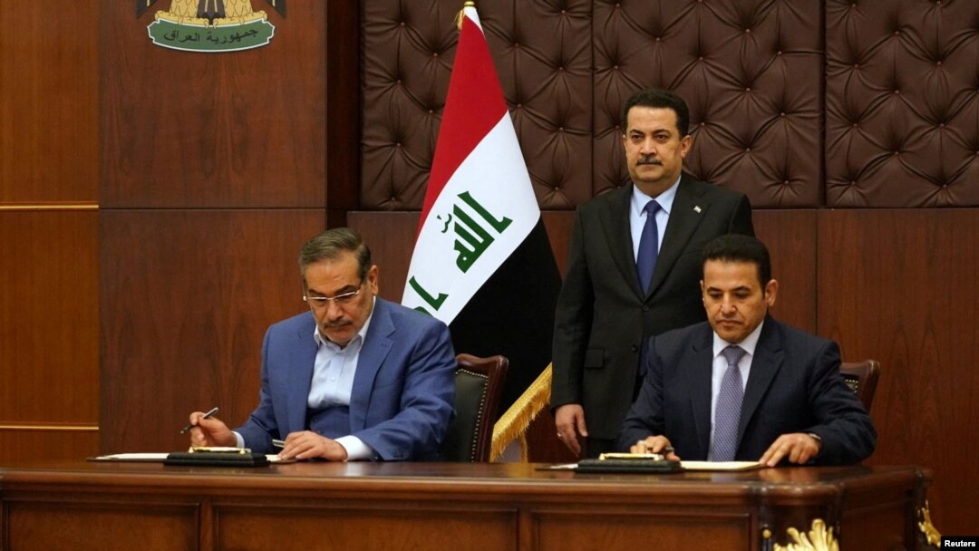علی شمخانی دبیر شورای عالی امنیت ملی (چپ)، محمد شیاع السودانی نخست وزیر عراق (ایستاده در وسط) قاسم الاعرجی مشاور شورای امنیت ملی عراق.