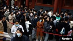 年輕人謀職難、擠爆寺廟祈福。（路透社2023年4月22日）