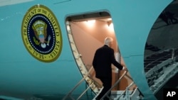 El presidente estadounidense Joe Biden aborda el Air Force One en la Base de la Reserva Aérea Dobbins, el 28 de junio de 2024, en Marietta, Georgia, después de participar en un debate presidencial en Atlanta.