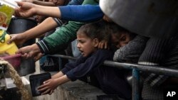AmaPhalestina amelela ukudla eRafah, eGaza Strip, Dec. 21, 2023. 