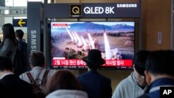 2024年4月2日，南韓首爾火車站在播放北韓發射飛彈的資料畫面。 （美聯社照片）