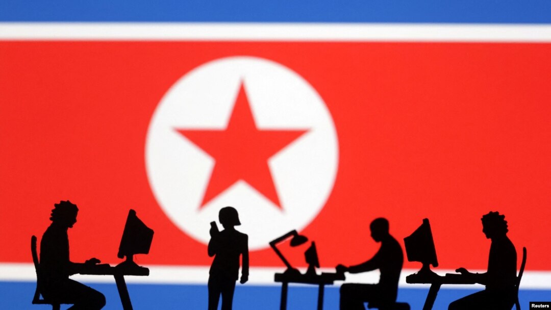 북한 인공기와 컴퓨터를 사용하는 사람들 일러스트. (자료사진)