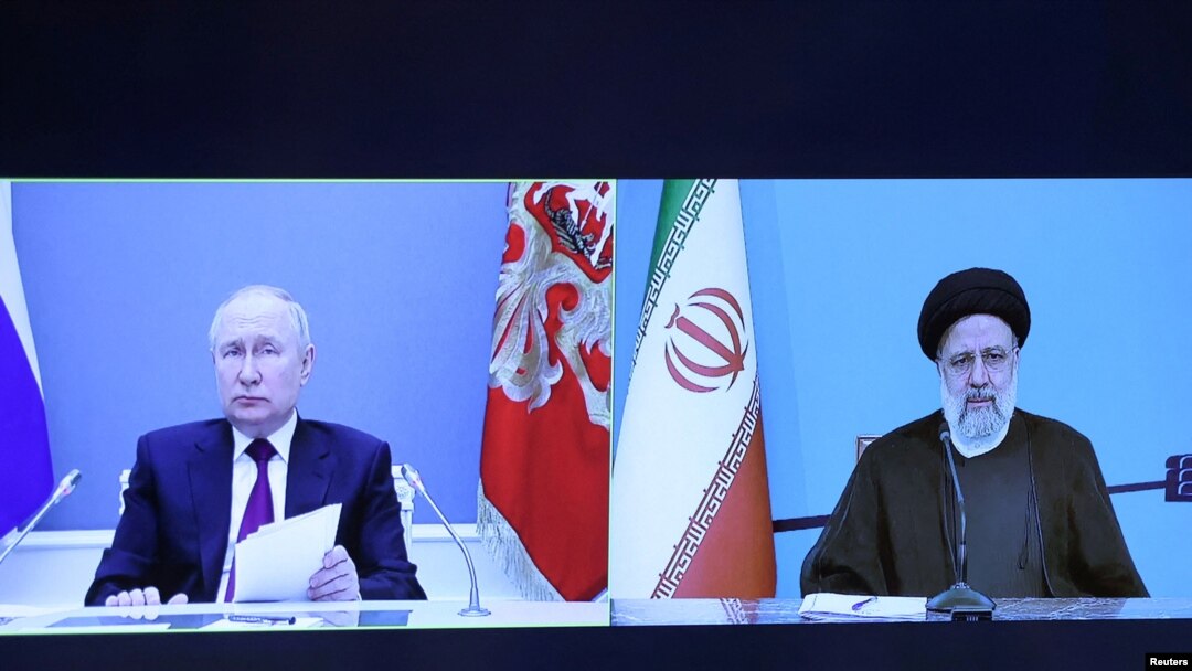 Rais wa Russia Vladmir Putin (L) akiwa na mwenzake wa Iran Ebrahim Raisi
