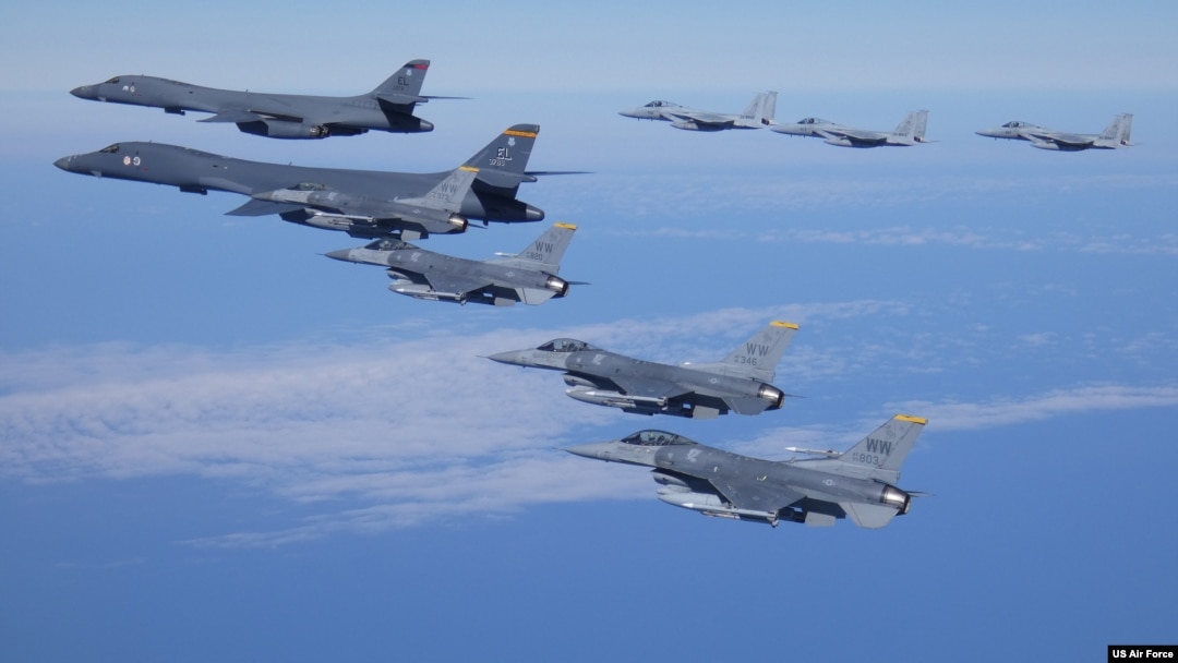 미 태평양공군사령부는 20일 인도태평양사령부와 일본 자위대가 미군 B-1B 전략폭격기가 포함된 통합 훈련을 했다며 사진을 공개했다. B-1B 두 대가 미 공군 F-16, 일 항공자위대 F-15 전투기와 편대비행을 하고 있다.