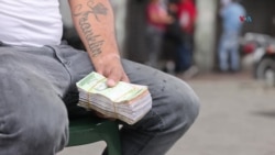 Compra y reventa de bolívares: la cara de la dolarización callejera en Venezuela