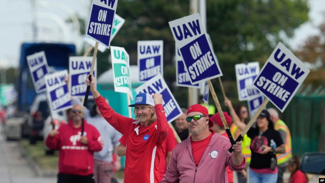 Trabajadores del sindicato automotor UAW en huelga en una planta de Ford en Wayne, Michigan, EEUU, el 15 de septiembre de 2023.