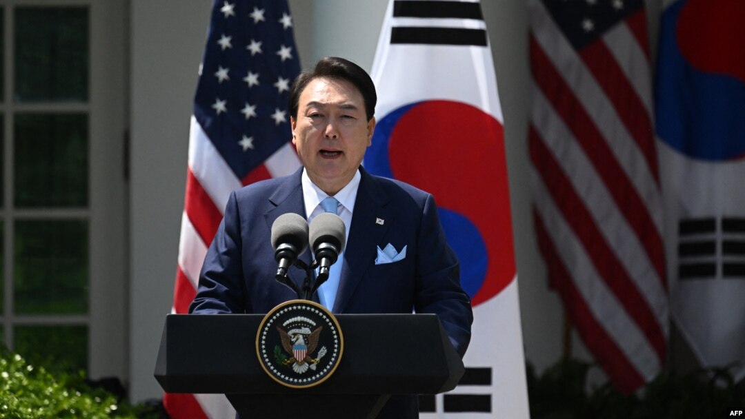 윤석열 한국 대통령이 26일 백악관 로드가든에서 열린 기자회견에서 앞서 진행된 조 바이든 미국 대통령과의 정상회담 성과에 대해 설명하고 있다.