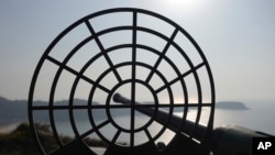 2023年3月5日，在台灣馬祖列島北竿島的觀景台上，一門陳舊的 40 毫米防空砲指向大海。 （美聯社照片）