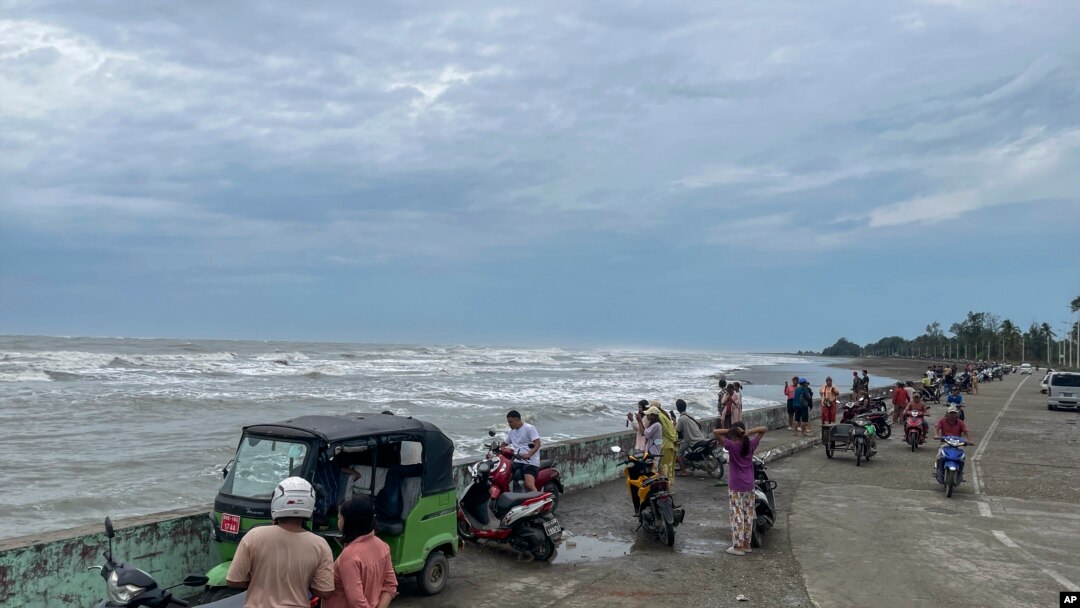 Locals stand on the bank of sea before Cyclone Mocha hits, in Sittwe, Rakhine State, May 13, 2023. Bangladesh and Myanmar are bracing for a severe cyclone.