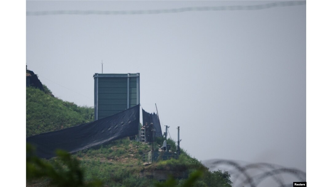 10일 한국 파주의 비무장지대의 한국 군 초소에서 2018년에 확성기가 해체되었던 군사 시설(그린 박스) 옆에서 한국군인들이 근무하고 있다.
