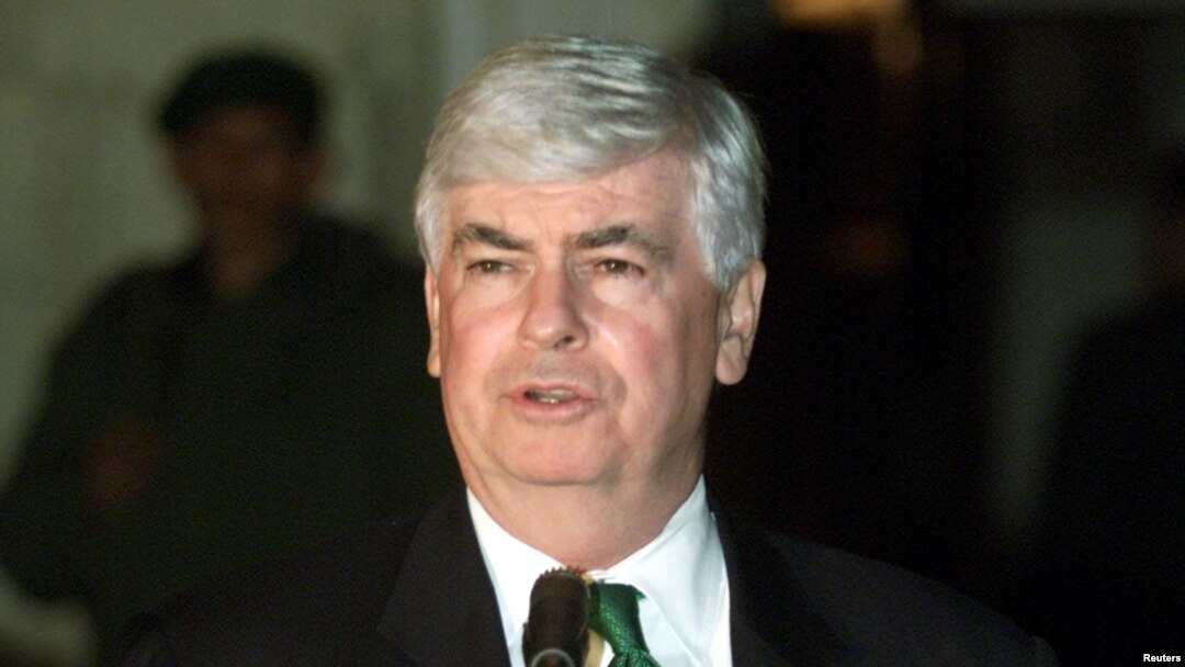 ARCHIVO - El senador demócrata estadounidense Christopher Dodd habla con los medios de comunicación en Kabul, el 1 de diciembre de 2003.