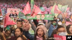 2024年1月6日，台灣副總統、民進黨總統候選人賴清德的支持者在台灣新北市的競選活動中歡呼。（美聯社照片）