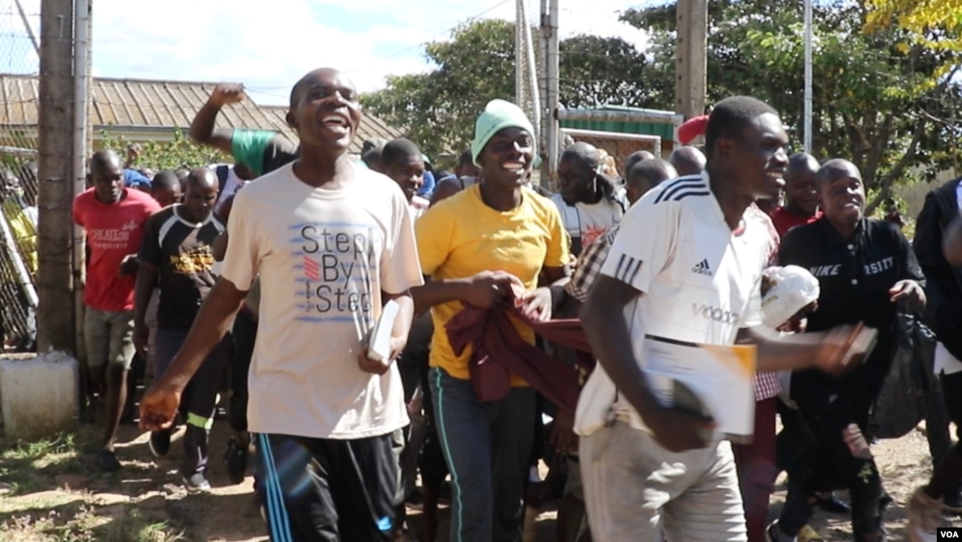 Jubilant pardoned prisoners leave Zimbabwe’s Chikurubi Maximum Prison in Harare on April 19, 2024. (Columbus Mavhunga/VOA)
