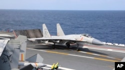 中國海軍一艘航母和艦載機在台灣周邊參加軍事演習。(2024年4月9日）
