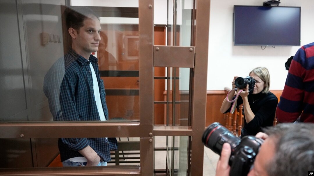 El periodista estadounidense Evan Gershkovich dentro de una jaula de vidrio en un tribunal de Moscú el 10 de octubre de 2023.