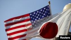 美國和日本國旗在華盛頓白宮外飄揚。 （2015年4月27日）