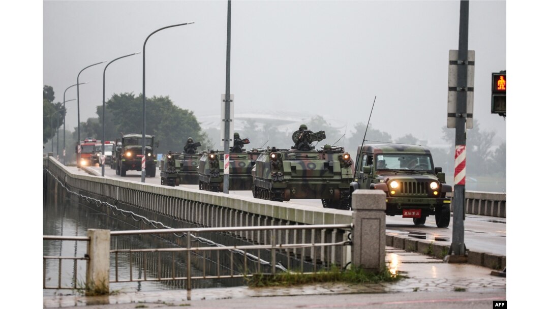 在中國軍隊舉行繞台軍演之際,台灣軍車駛過金門島街頭。 (2024年5月24日)