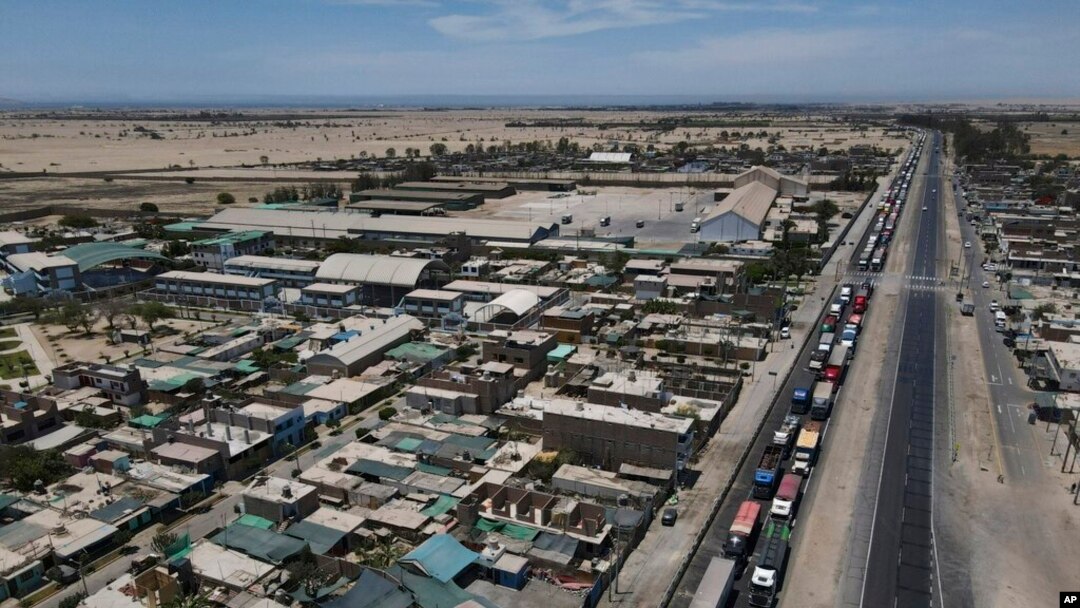 ARCHIVO - Los camiones están atascados en la carretera Panamericana debido a un bloqueo de carreteras por parte de manifestantes contra el gobierno y el Congreso de la presidenta Dina Boluarte en Ica, Perú, el viernes 6 de enero de 2023.