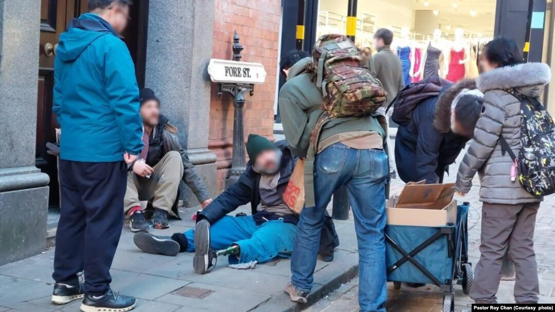 英倫好鄰舍教會在伯明翰市派發食物,關懷無家者需要。(圖片來源:英倫好鄰舍教會)