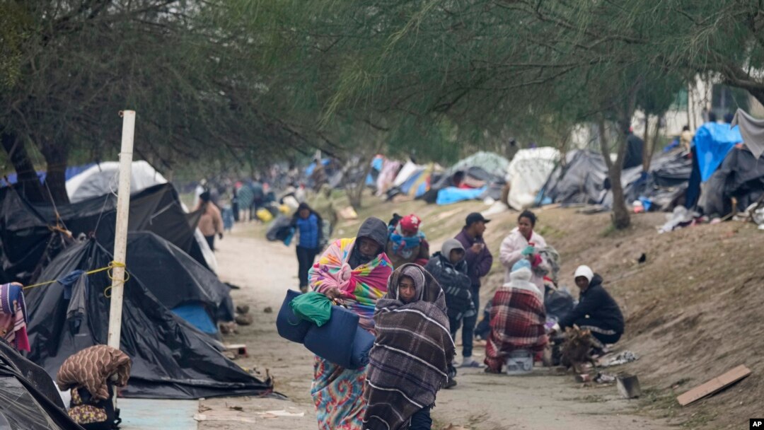 Migrantes de Venezuela se preparan para ser reubicados en un refugioen Matamoros, México, el 23 de diciembre de 2022.