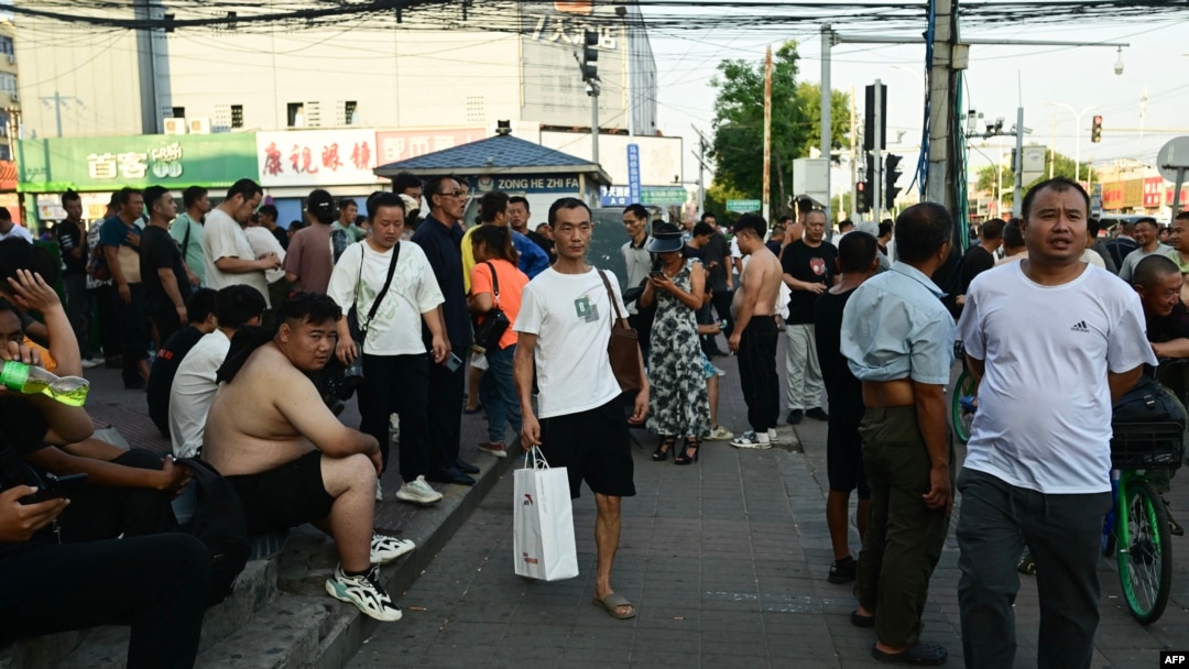 聚集在北京一處勞工人力市場上尋找日結薪水工作的工人。 （2023年8月15日）