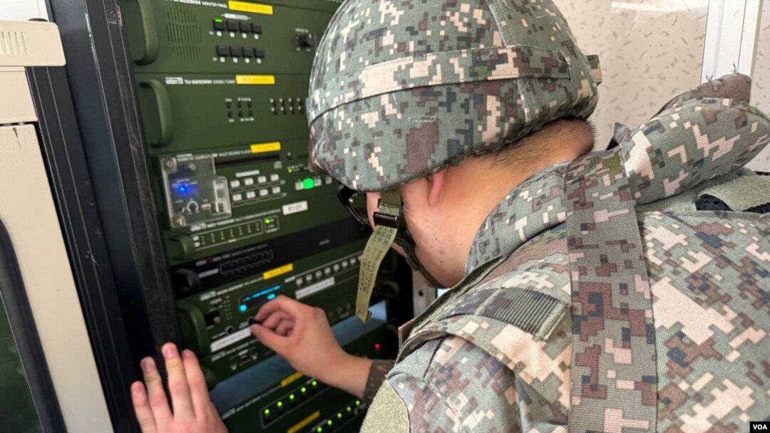 9일 한국 군인이 한국 파주 남북한 간 비무장지대 근처에서 군사 훈련 중 선전 방송을 위해 설치된 확성기에서 점검하고 있다. (사진출처: 한국 국방부)