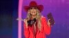 Lainey Wilson acepta el premio al artista del año durante la 59a edición anual de los Premios de la Academia de Música Country el jueves 16 de mayo de 2024 en el Ford Center en Frisco, Texas. (Foto AP/Chris Pizzello)
