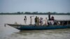 雅鲁藏布江流经印度河段叫做“布拉马普特拉河（Brahmaputra）”，图为行驶在这条河上的印度民船。（资料照）