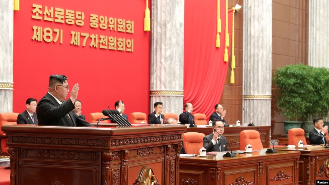 김정은(연단) 북한 국무위원장이 지난달 26일 노동당 중앙위원회 제8기 제7차 전원회의 확대회의 첫날 일정을 주재하고 있다. 