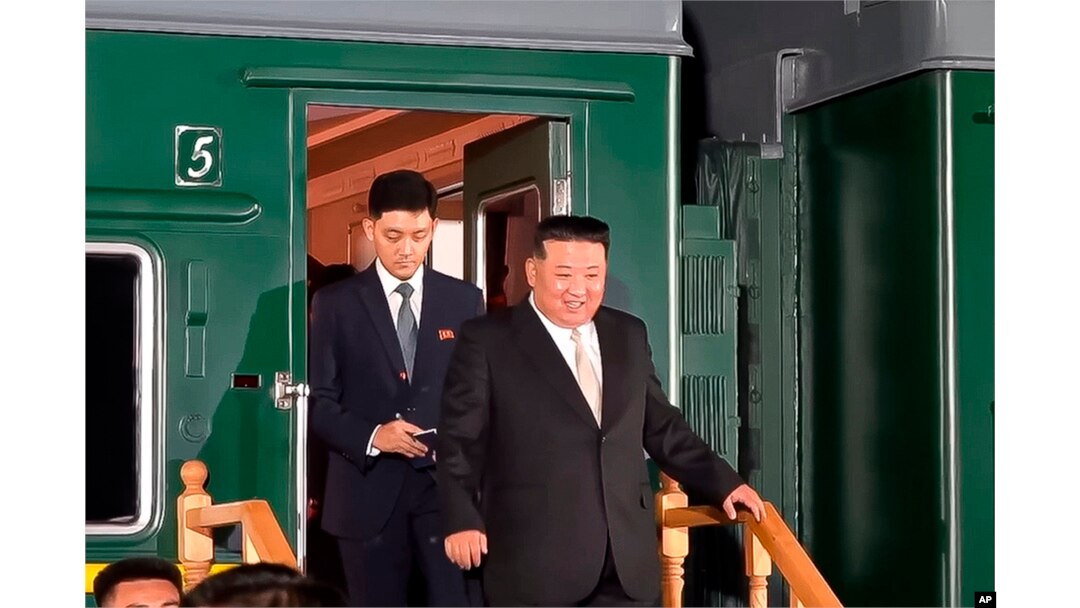 지난해 9월 김정은 북한 국무위원장이 전용열차로 러시아 하산 역에 도착한 후 현지 관리들의 환영을 받고 있는 모습.