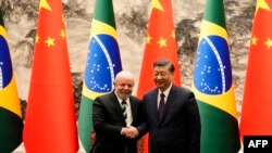 2023年4月14日，中國國家主席習近平和到訪的巴西總統盧拉·達席爾瓦（Luiz Inacio Lula da Silva）在北京人民大會堂一個簽字儀式結束時握手祝賀。