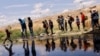 Diversidad de nacionalidades y profesiones entre los migrantes en la frontera que separa EEUU y México
