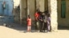 Watoto wa Sudan waliokoseshwa makazi wakiwa eneo la shule ambapo familia zao zimepewa hifadhi karibu na mji wa Gadaref katika nchi iliyotumbukia katika vita tangu Machi 6, 2024.
