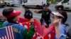 La gente se reúne frente al Tribunal Penal de Manhattan para ver pasar la caravana del expresidente Donald Trump después del veredicto de culpabilidad anunciado en su contra, el 30 de mayo de 2024, en Nueva York.