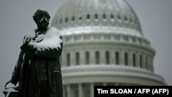 Estátua de James Garfield coberta de neve em frente ao Capitólio