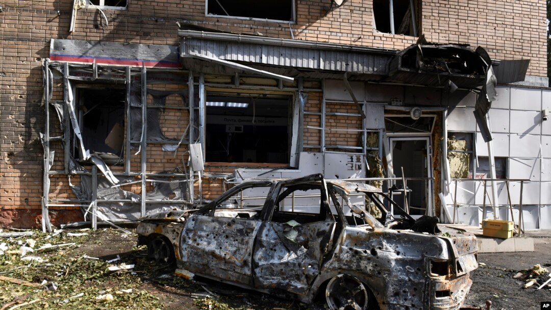 Rusya'nın Kursk kentinde Ukrayna tarafından yapılan bombardıman sonrasında hasar gören bir apartmanın önünde yanmış bir araba.11 Ağustos, 2024