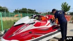 南韓海洋警察廳發布的未標明日期的照片顯示南韓海警檢查一艘水上摩托車，在此之前，南韓海警證實逮捕了一名從中國山東越海試圖偷渡進入南韓的男子。