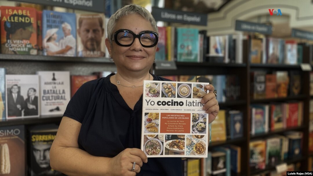 Verónica Cervera, chef y escritora cubana muestra su libro "Yo cocino latino" que realizara de conjunto con las blogueras Erica Dinho, Clara González, Alejandra Graf y Layla Pujol. El libro fue presentado en Miami, EEUU, el 21 de octubre de 2023. [Foto: Luisfe Rojas, VOA]