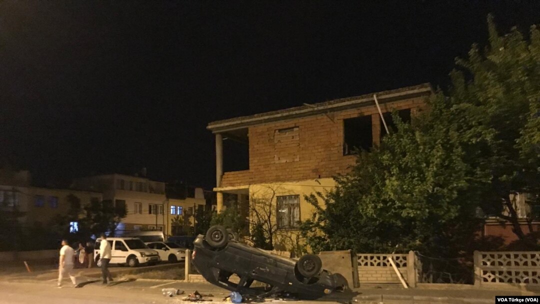 Kayseri’de Suriyeli olduğu ileri sürülen bir şahsın 5 yaşındaki bir kız çocuğuna istismarda bulunduğu iddiası halkı sokağa döktü. Suriyeli sığınmacılara ait bazı işyerleri polisin müdahalesine rağmen ateşe verildi.